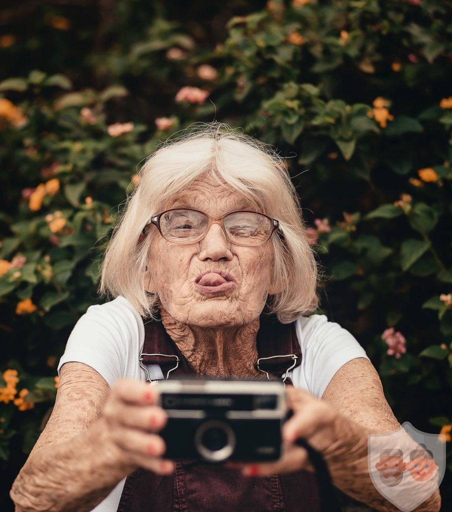 Пожилая женщина с фотоаппаратом