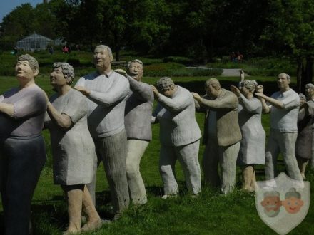 скульптура очередь людей